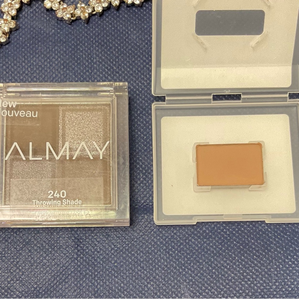 2 Eye Shadows - Picture 2 of 2